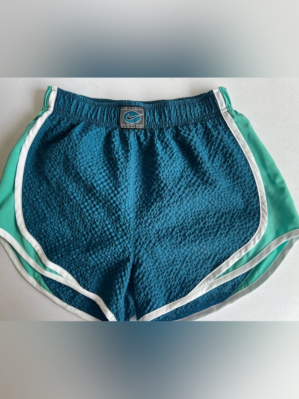 NIKE WOMEN’S TEAL ATHLETIC TEXTURED SHORTS W/AQUA SIDE PANELS  SIZE XS LIKE NEW